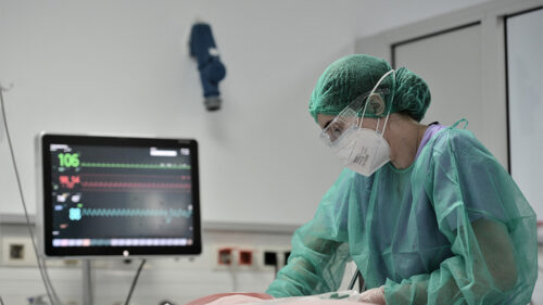 Κορωνοϊός: Νέοι 18 έως 39 ετών το 4% των διασωληνωμένων στις ΜΕΘ, που γεμίζουν από ανεμβολίαστους