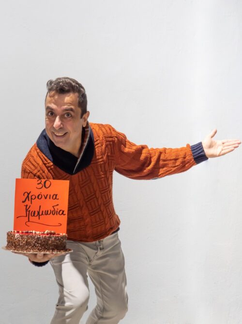 Το ΛΟΣ ΑΝΤΖΕΛΕ COMEDY CLUB υποδέχεται στη σκηνή του τον Κωνσταντίνο Ραβνιωτόπουλο