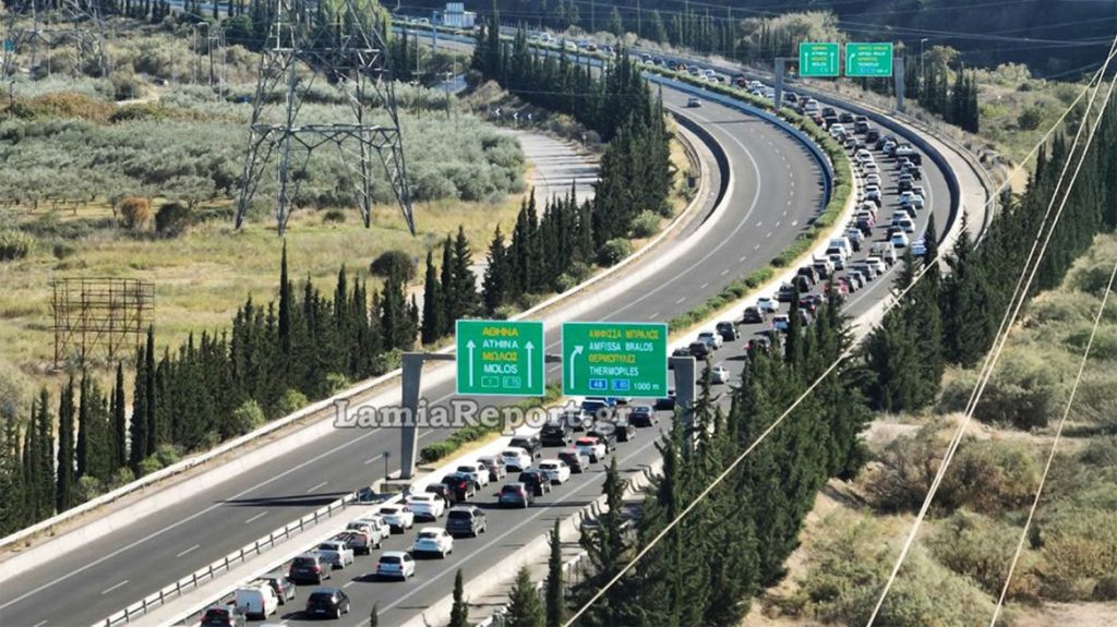 Κίνηση – 28η Οκτωβρίου: Επιστρέφουν οι εκδρομείς του τριημέρου – Ουρές 10 χιλιομέτρων στη Λαμία λόγω έργων