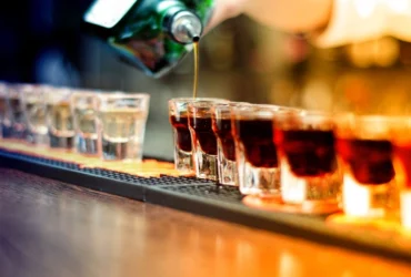 Μέσω gov.gr οι άδειες εργασίας προσωπικού καταστημάτων πώλησης οινοπνευματωδών και κέντρων διασκέδασης