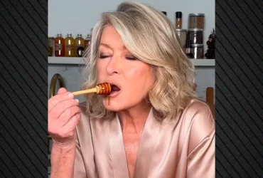 H Μάρθα Στιούαρτ στα 83 της γύρισε βίντεο που δαγκώνει φράουλες και... λερώνεται με μέλι