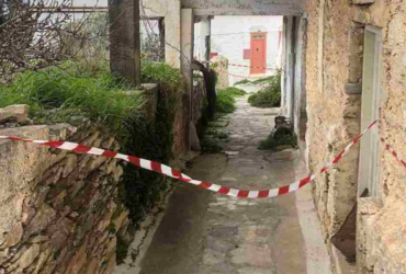 Ο Δήμος Αμοργού σφραγίζει σπίτια με κόκκινες κορδέλες εν μέσω σεισμών - Δείτε φωτογραφίες