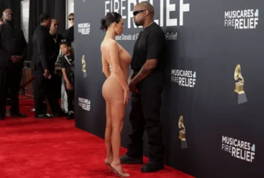 Bianca Censori: Εμφανίστηκε γυμνή στο κόκκινο χαλί των Grammy, την έδιωξαν από την τελετή