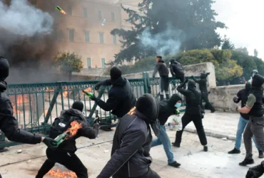 Οι διαδηλωτές επιστρέφουν στο Σύνταγμα - Νέος γύρος επεισοδίων με μολότοφ, φωτιές και χημικά μετά τη μεγάλη συγκέντρωση για τα Τέμπη - Live εικόνα