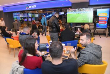 Η καλύτερη θέση για τα ποδοσφαιρικά ντέρμπι βρίσκεται σε ένα κατάστημα ΟΠΑΠ