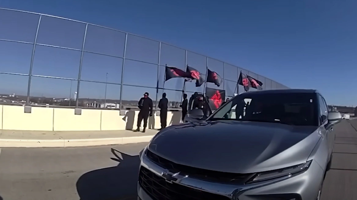 Μνήμες «Κου Κλουξ Κλαν» στο Οχάιο: Νεοναζί σήκωσαν σημαίες με σβάστικες και πανό κατά των μαύρων - Δείτε βίντεο