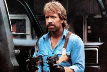 Ο Τσακ Νόρις με χαβανέζικο πουκάμισο γιορτάζει τα 85α του γενέθλια