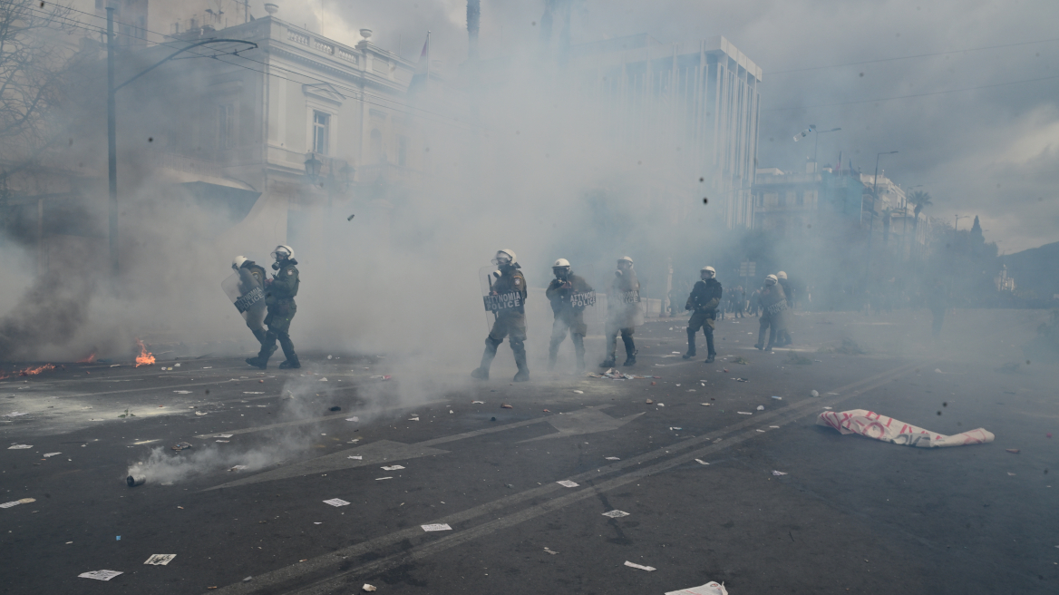 Φθορές στον αρχαιολογικό χώρο του Ολυμπίου Διός και στα Λουλουδάδικα από τα επεισόδια - Έσπασαν μάρμαρα από τον ναό Φθορές στον αρχαιολογικό χώρο του Ολυμπίου Διός και στα Λουλουδάδικα από τα επεισόδια - Έσπασαν μάρμαρα από τον ναό