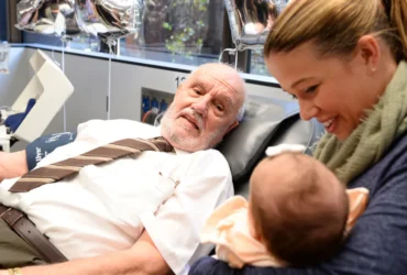 Πέθανε το «χρυσό χέρι» - Ο αιμοδότης Τζέιμς Χάρισον με το σπάνιο αντίσωμα που έσωσε πάνω από 2,4 εκατομμύρια μωρά