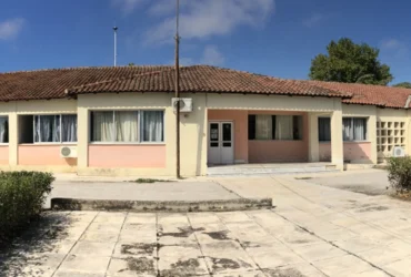 Άγρια επεισόδια στο Κέντρο Υγείας Τυρνάβου - Εξαγριωμένοι συγγενείς ασθενή επιτέθηκαν σε γιατρούς και αστυνομικούς