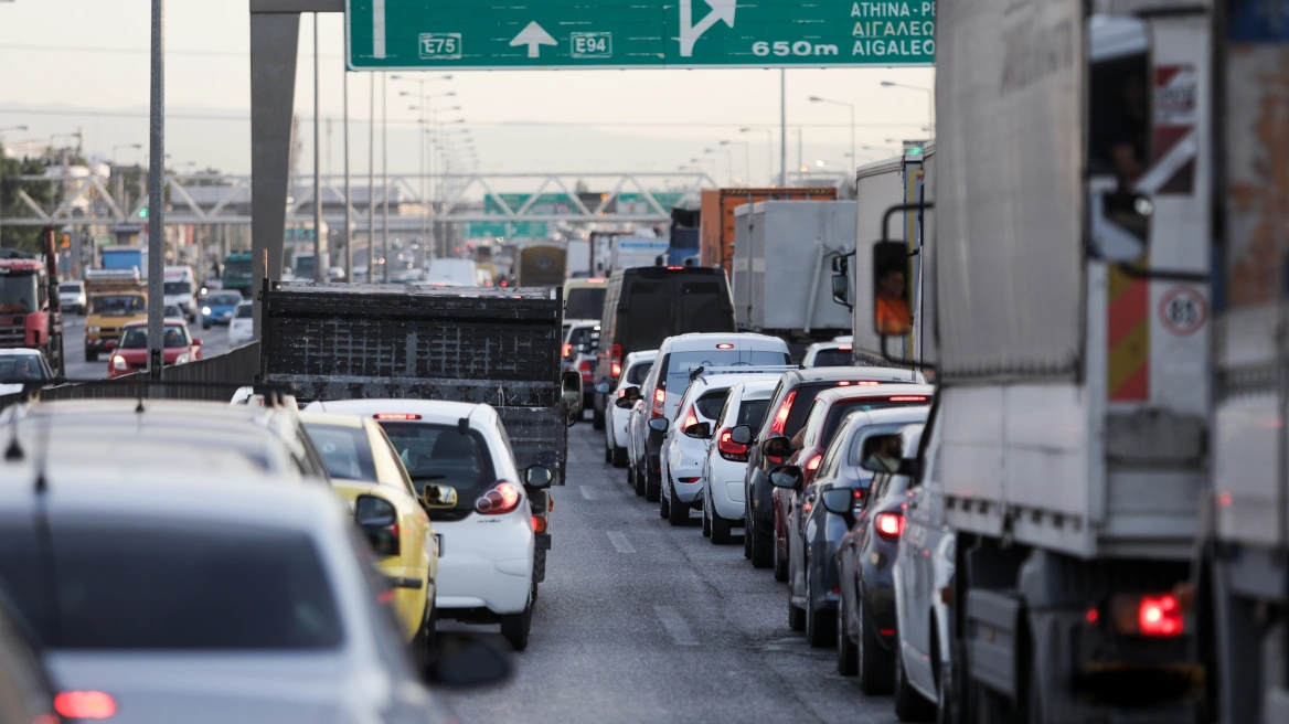 Κίνηση: Μποτιλιάρισμα τώρα στη Λ. Αθηνών λόγω καραμπόλας - Χαμηλές ταχύτητες σε Κηφισό, Κηφισιάς και Αττική Οδό Κίνηση: Μποτιλιάρισμα τώρα στη Λ. Αθηνών λόγω καραμπόλας - Χαμηλές ταχύτητες σε Κηφισό, Κηφισιάς και Αττική Οδό