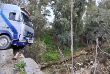 Κλειστή η Λεωφόρος Τατοΐου λόγω εκτροπής φορτηγού, παραλίγο να πέσει σε ρέμα - Δείτε βίντεο