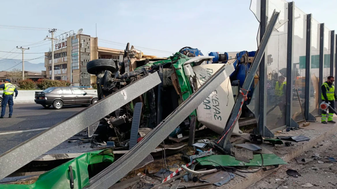 Ανετράπη νταλίκα στην εθνική οδό στο ρεύμα για Κηφισιά - Κλειστή η δεξιά λωρίδα, δείτε βίντεο και φωτογραφίες