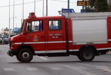 Φωτιά στα Σπάτα - Επιχειρούν 35 πυροσβέστες