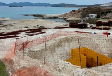 Σαρακήνικο: Οι εργασίες για το ξενοδοχείο σταμάτησαν, αλλά η ζημιά παραμένει - Πώς θα διορθωθεί;