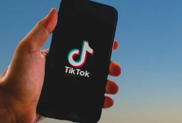 Άγριος καβγάς ζευγαριού σε live μετάδοση στο Tik tok - Έσπαγαν αντικείμενα μπροστά στα μάτια ανήλικου παιδιού