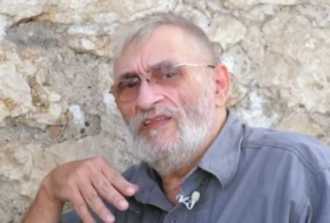 Εκπλήρωσαν την τελευταία επιθυμία του Ιάσωνα Τριανταφυλλίδη: Σκόρπισαν τις στάχτες του στη θάλασσα του Λουτρακίου - Βίντεο