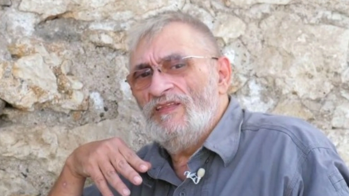 Εκπλήρωσαν την τελευταία επιθυμία του Ιάσωνα Τριανταφυλλίδη: Σκόρπισαν τις στάχτες του στη θάλασσα του Λουτρακίου - Βίντεο Εκπλήρωσαν την τελευταία επιθυμία του Ιάσωνα Τριανταφυλλίδη: Σκόρπισαν τις στάχτες του στη θάλασσα του Λουτρακίου - Βίντεο