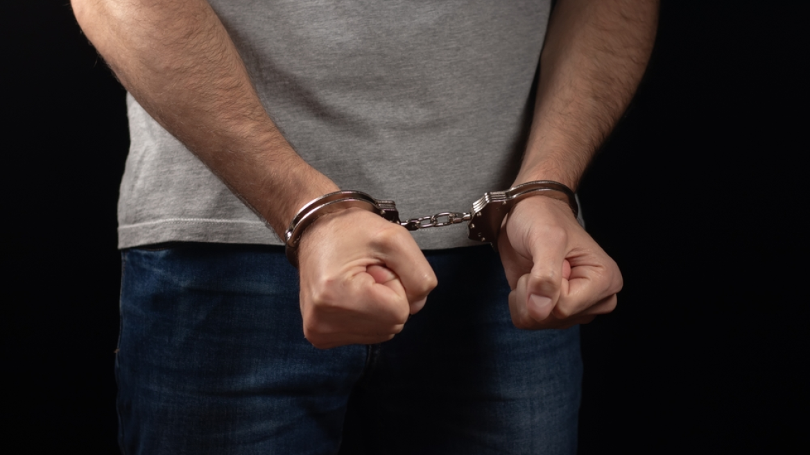 Συνελήφθη άνδρας στην Αιγιαλεία που προέτρεπε με βίντεο τους πολίτες σε ένοπλη εξέγερση