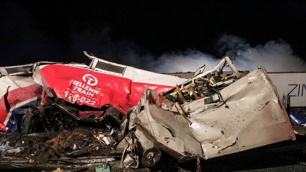 Συγκέντρωση στο Σύνταγμα για τα Τέμπη – Τα ονόματα των θυμάτων ξανά γραμμένα με κόκκινη μπογιά- Δείτε video