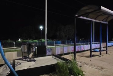 SUV στην Παραλιακή γκρέμισε στάση λεωφορείου – Υλικές ζημιές χωρίς τραυματισμούς