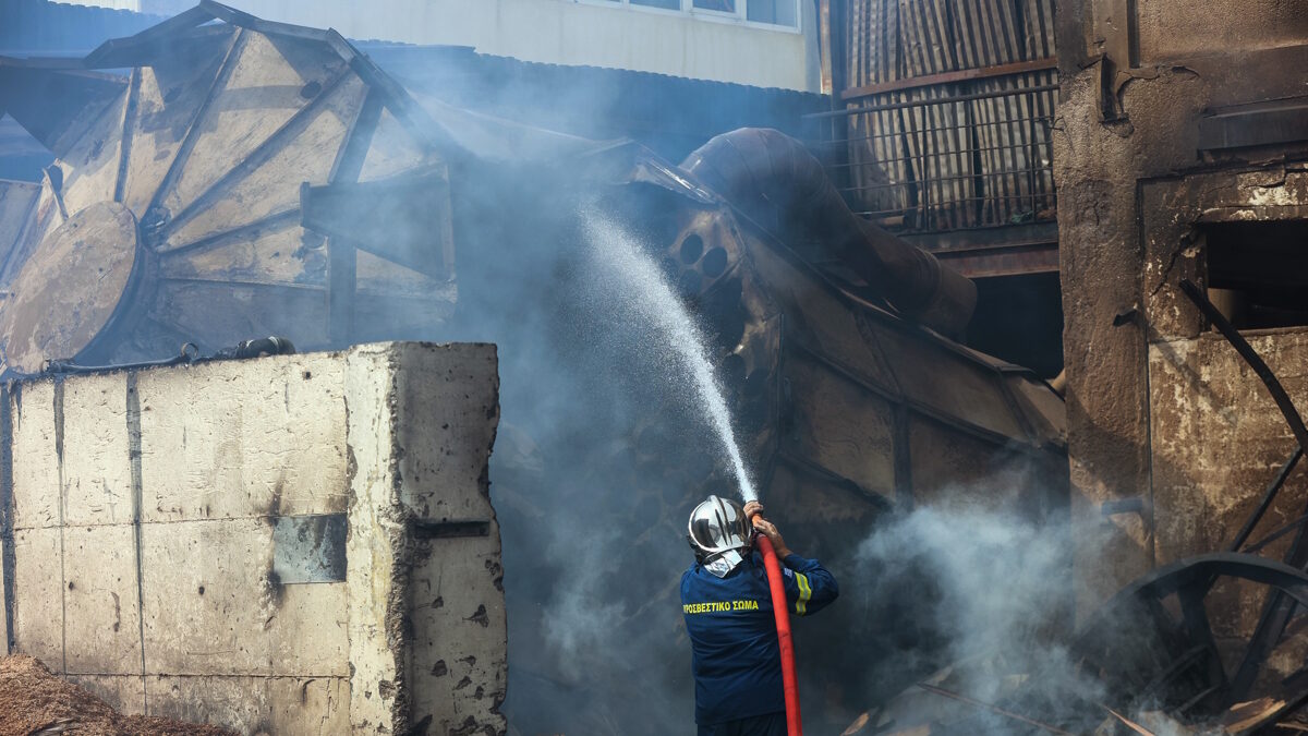 Μενίδι: Διαρρήκτες άδειασαν εργαστήριο σφολιάτας και του έβαλαν φωτιά Μενίδι: Διαρρήκτες άδειασαν εργαστήριο σφολιάτας και του έβαλαν φωτιά