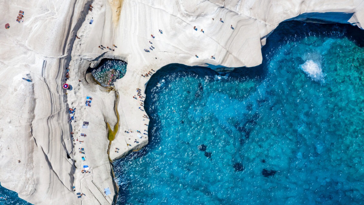 Σαρακήνικο: Εικόνες καταστροφής στο σημείο που έσκαψαν για να σηκώσουν το ξενοδοχείο – Παρατημένα σίδερα και βέργες παντού