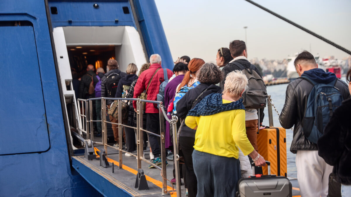 Έξοδος Πάσχα: Γεμάτα φεύγουν τα πλοία, έκτακτα δρομολόγια στα ΚΤΕΛ – 200.000 σε δύο μέρες πέρασαν από τα διόδια Ελευσίνας και Αφιδνών