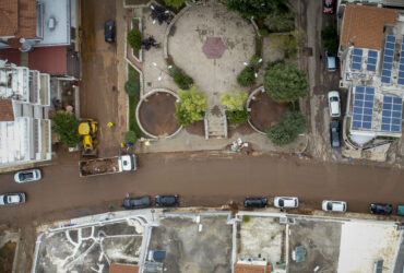 Μάνδρα: Στο εδώλιο και πάλι η πρώην δήμαρχος κι άλλοι 2 κατηγορούμενοι για τη φονική πλημμύρα