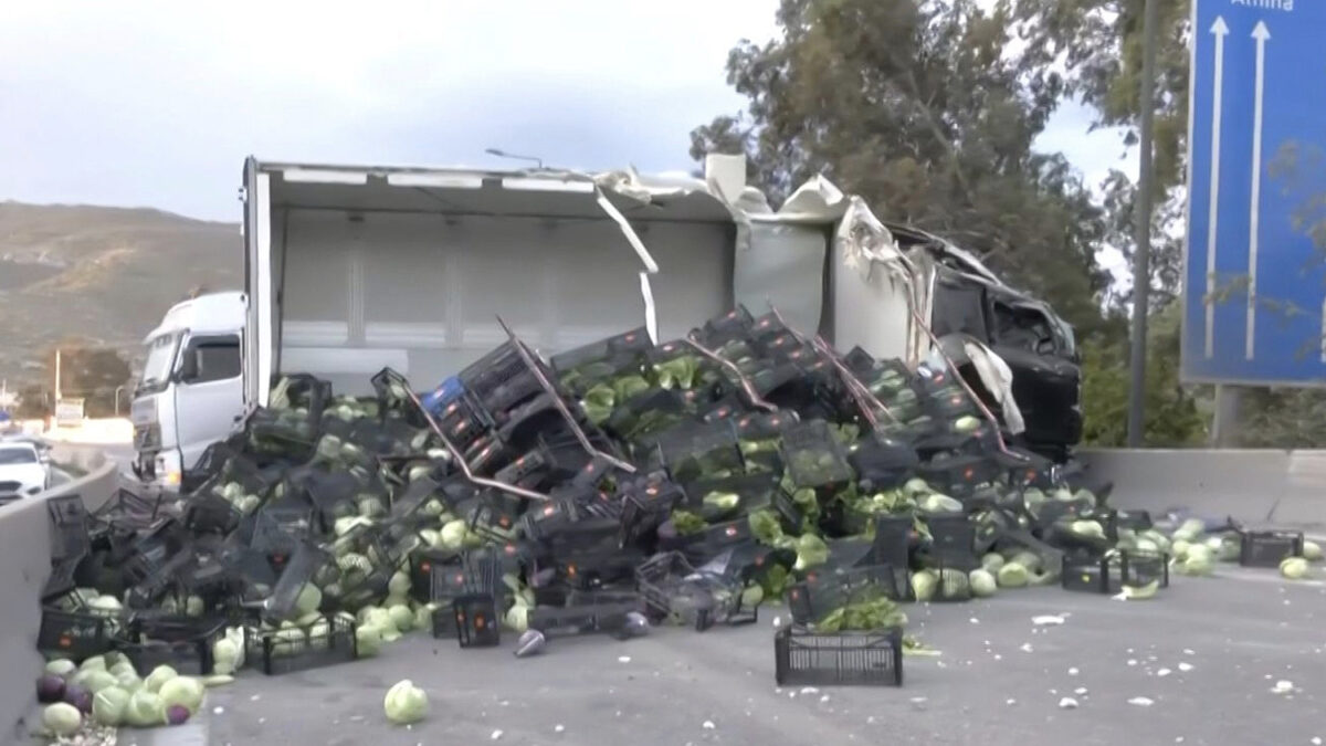 Ανατροπή νταλίκας στον Σκαραμαγκά – Έκλεισε το ρεύμα προς Αθήνα της Εθνικής Οδού