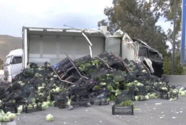 Ανατροπή νταλίκας στον Σκαραμαγκά – Κανονικά η κυκλοφορία στο ρεύμα προς Αθήνα που είχε κλείσει