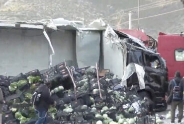 Ανατροπή νταλίκας στον Σκαραμαγκά: Ο ίδιος οδηγός είχε ατύχημα πριν 2 χρόνια ενώ μετέφερε πορτοκάλια με το φορτηγό του