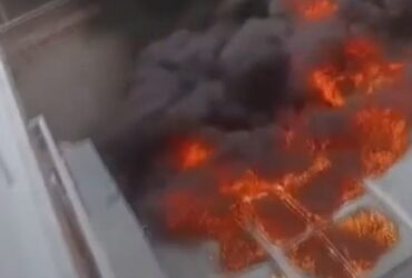 Πάτρα: Η στιγμή που ξεσπά η φωτιά στην στέγη του Zara Home – Οι μαθητές από το ξενοδοχείο φωνάζουν έντρομοι και τρέχουν να ξεφύγουν