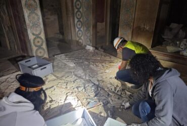 Κνωσός: Απομακρύνθηκαν τα θραύσματα από την τοιχογραφία των Δελφινιών που κατέρρευσε