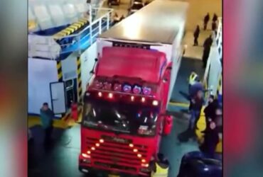 Ηγουμενίτσα: Χειροπέδες στον οδηγό και συνοδηγό της νταλίκας που μπλόκαρε την αναχώρηση πλοίου για την Κέρκυρα