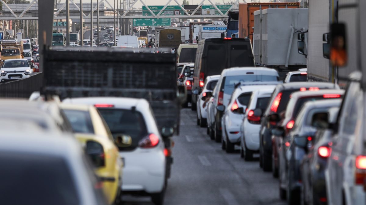 Φορτηγό έπεσε πάνω σε ταμπέλες στην περιφερειακή Υμηττού – Ανοιχτή μόνο η μία λωρίδα, μεγάλο μποτιλιάρισμα