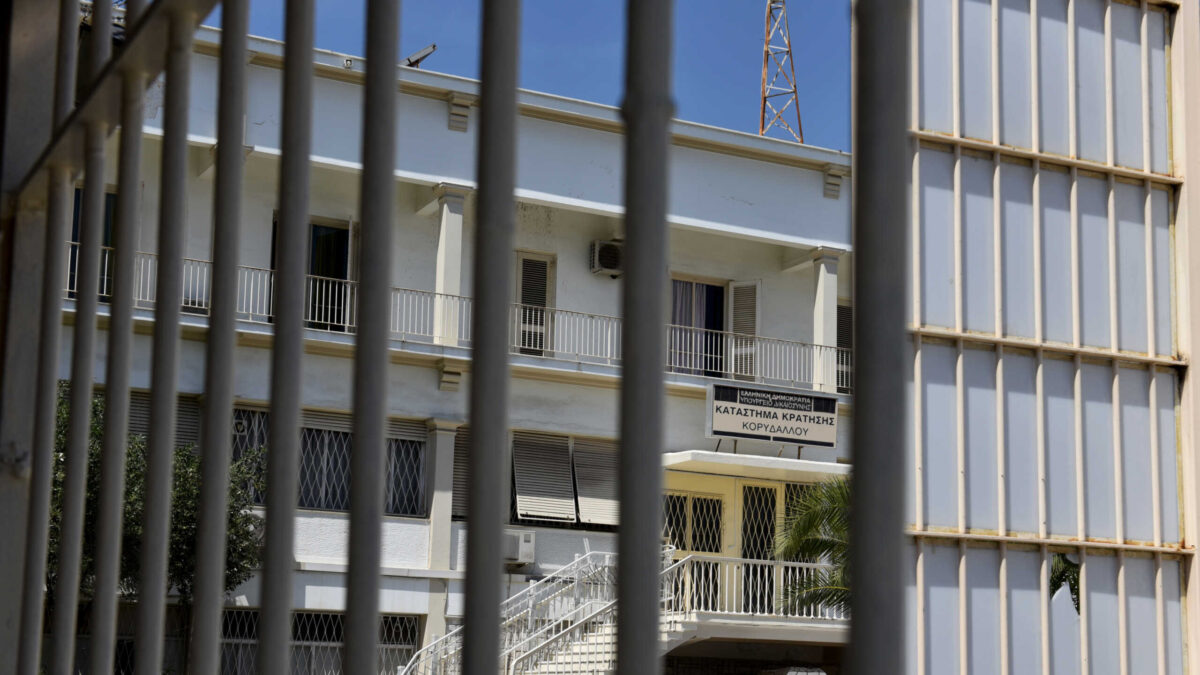 Κορυδαλλός: 19χρονος προσπάθησε να δώσει 4 κινητά σε κρατούμενο φυλακών – Τα είχε κρύψει στο παπούτσι του