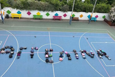 Καλλιθέα: Οι συμμαθητές της άτυχης 7χρονης σχημάτισαν το όνομά της με τις τσάντες τους – Το σπαρακτικό αντίο