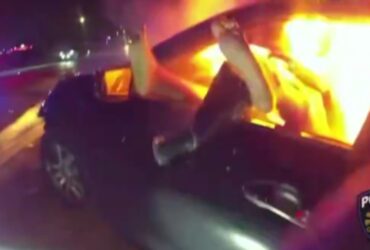 Αριζόνα: Αστυνομικός έσωσε γυναίκα που είχε εγκλωβιστεί στο φλεγόμενο αυτοκίνητό της – Δείτε βίντεο από την ηρωική διάσωση