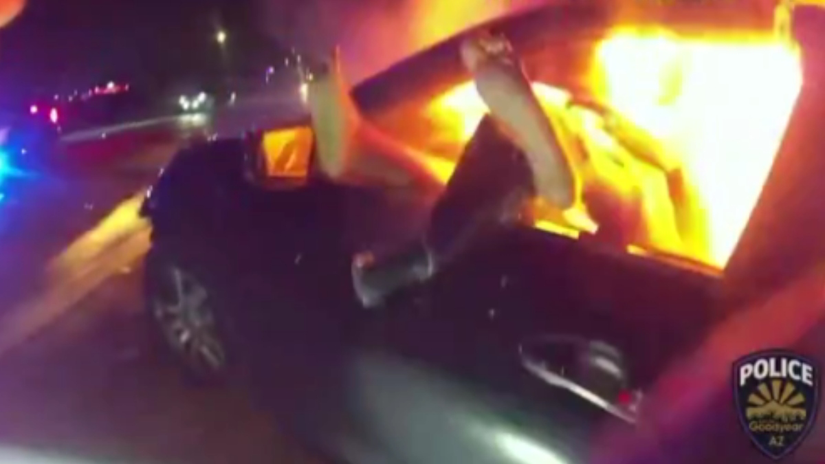 Αριζόνα: Αστυνομικός έσωσε γυναίκα που είχε εγκλωβιστεί στο φλεγόμενο αυτοκίνητό της – Δείτε βίντεο από την ηρωική διάσωση