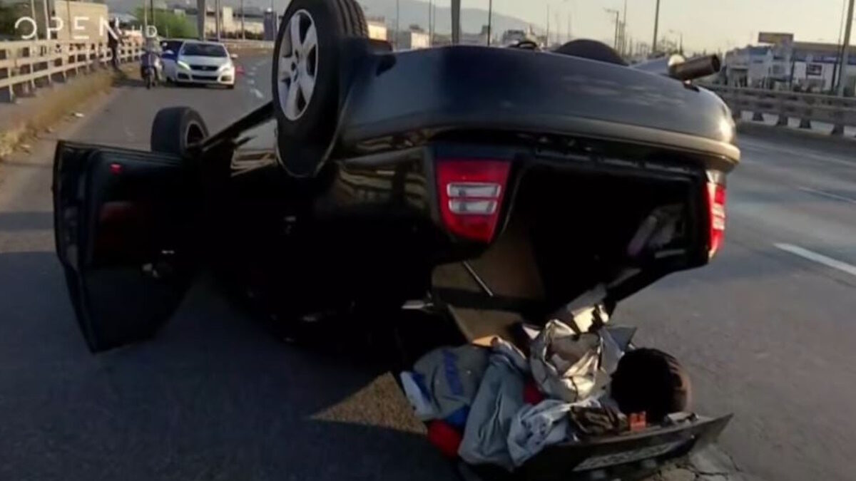 Κηφισός: Ανατροπή αυτοκινήτου στο ρεύμα προς Πειραιά – Βγήκε μόνος του ο οδηγός από το όχημα