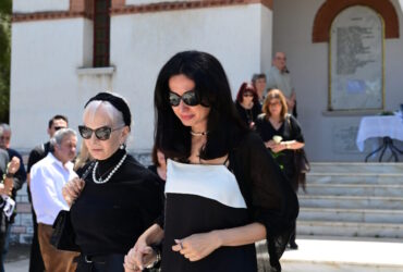 Νίκος Γαλανός: Συντετριμμένη η σύντροφός του, Έλενα Σαγανά, στην κηδεία του ηθοποιού