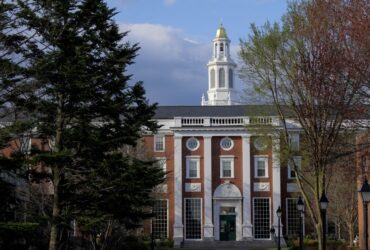 Ο Τραμπ «πετσοκόβει» κρατικές συμβάσεις με το Χάρβαρντ ύψους 100 εκατ. δολαρίων