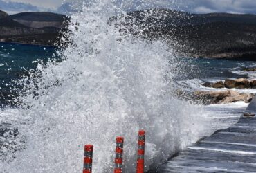 Ταλαιπωρία για τους επιβάτες που ταξίδευαν για Νάξο με το Super Runner Jet – Δεν κατάφερε να δέσει λόγω των μποφόρ