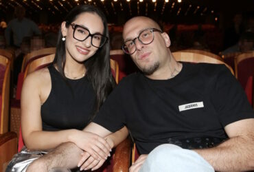 Klavdia και Oge σε νυχτερινή έξοδο: Παρακολούθησαν την παράσταση «Tiny Beautiful Things»