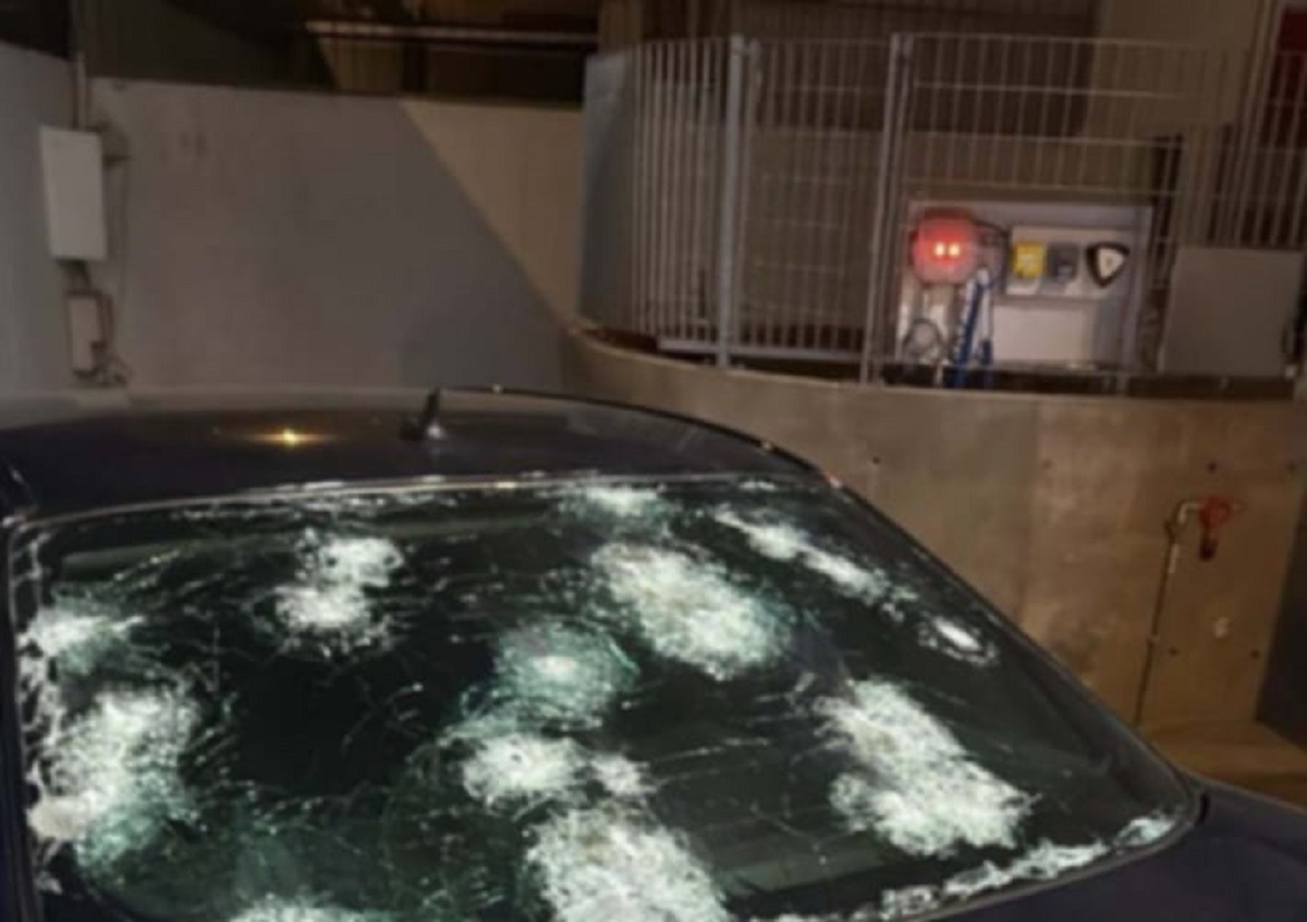 Άνω Λιόσια: Η στιγμή που οι δράστες κυνηγούν και «γαζώνουν» τη μαύρη Mercedes του 42χρονου bodybuilder – «Με πυροβόλησαν»