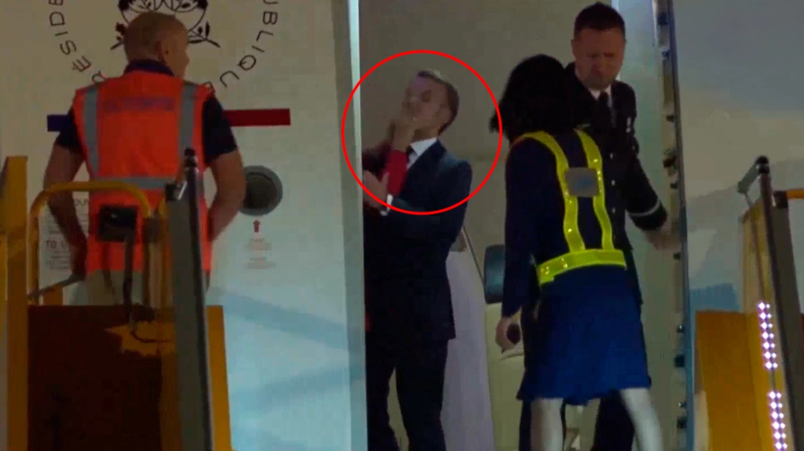 Το χαστούκι της Μπριζίτ στον Εμανουέλ Μακρόν ενώ τους «τραβούσαν» οι κάμερες – Τι απάντησε το Ελιζέ