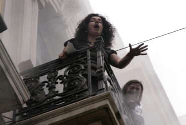 Marfin: Η συγκλονιστική μαρτυρία της γυναίκας που ήταν στο μπαλκόνι: «Ο απόλυτος τρόμος για 40 λεπτά, σκεφτόμουν ότι στην επόμενη ανάσα θα πέσω»