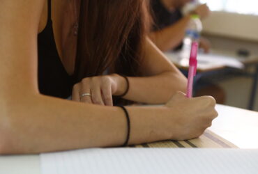 Πανελλήνιες 2025: Τι ισχύει με τα κινητά τηλέφωνα – Τι επιτρέπεται να έχουν μαζί τους οι υποψήφιοι και τι απαγορεύεται