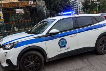 Αυτοκίνητο έπεσε πάνω σε ποδήλατα στη λεωφόρο Ποσειδώνος – 4 τραυματίες